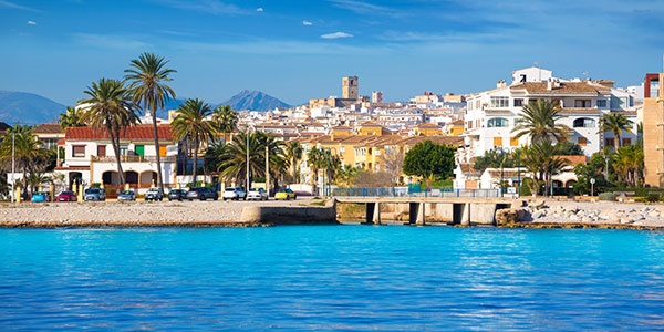 Javea, vista del campanario de San Bartolomé desde la playa
