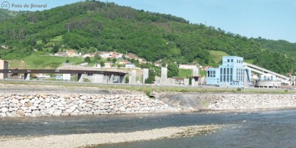 Mieres vista desde el rio Caudal