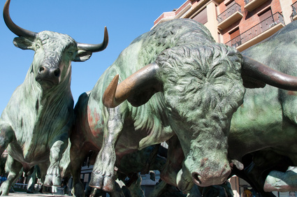 Pamplona, escultura de toros calle estafeta