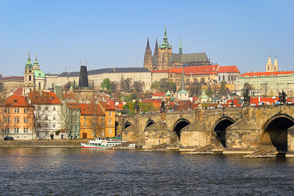 Praga, vista del castillo y de a catedral de San Vito desde el rio Moldava