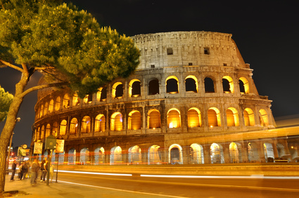 Roma, vista nocturna del Coliseo 
