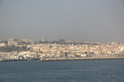 Tánger, vista de la ciudad y la mezquita desde el mar