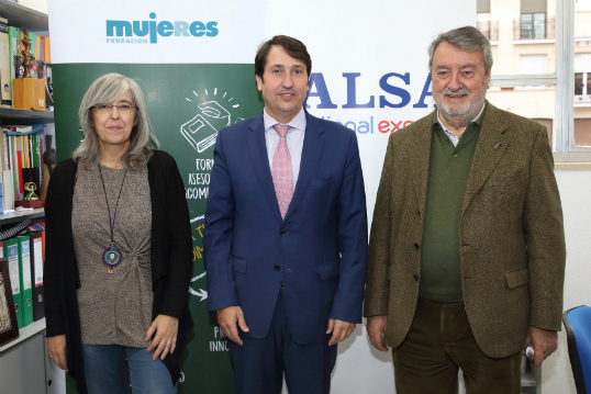María Luisa Soleto, directora de la Fundación Mujeres; Francisco Iglesias, consejero delegado de ALSA; y Joaquín Tagar, promotor del Fondo de Becas Soledad Cazorla.