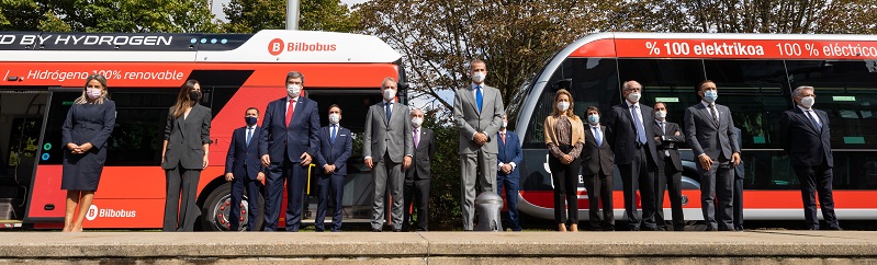 El Rey Felipe VI, en el centro, acompañado por el alcalde Bilbao, la ministra de Transportes y Movilidad, el lehendakari del Gobierno Vasco y el CEO de Alsa, Francisco Iglesias, entre otras personalidades en el SUM Bilbao 21.