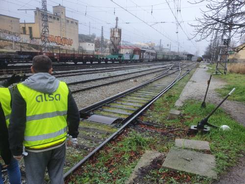 Operarios de Alsa Rail, supervisando vías de tren