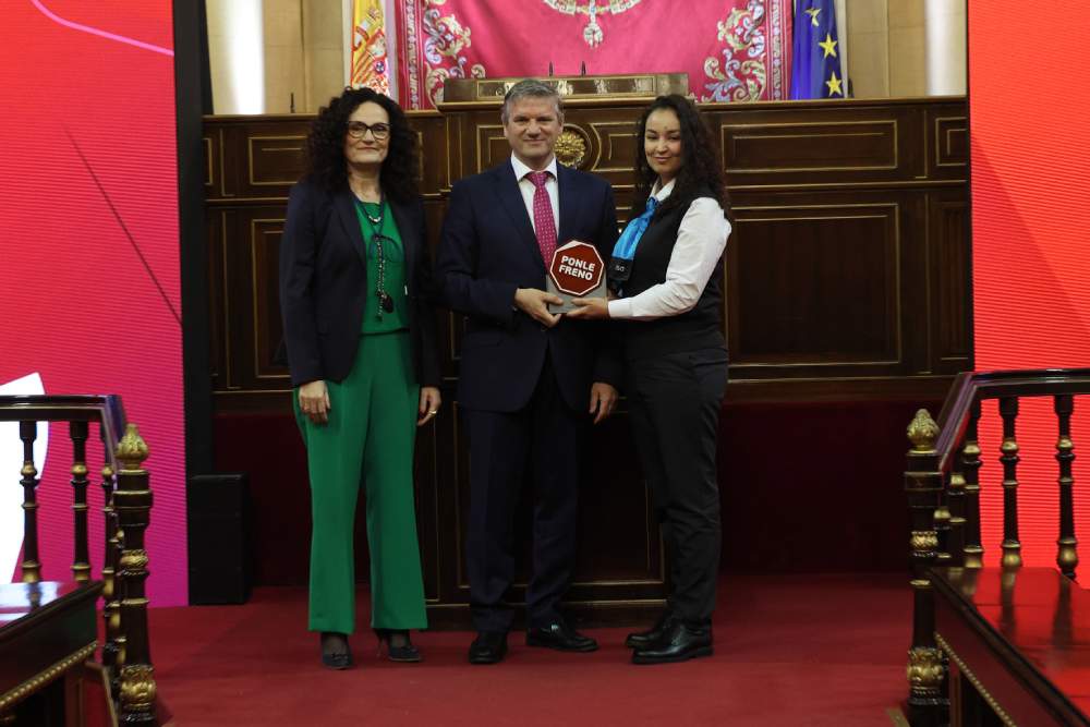 Victor López, director de Alsa España, recogiendo el premio