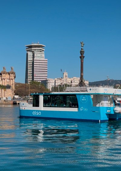 Imagen del Bus Nautic en el puerto de Barcelona, como portada del Resumen Ejecutivo de Alsa 2024