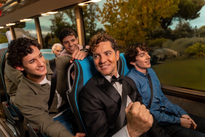 Bisbal, en un autobús de Alsa con otros pasajeroso