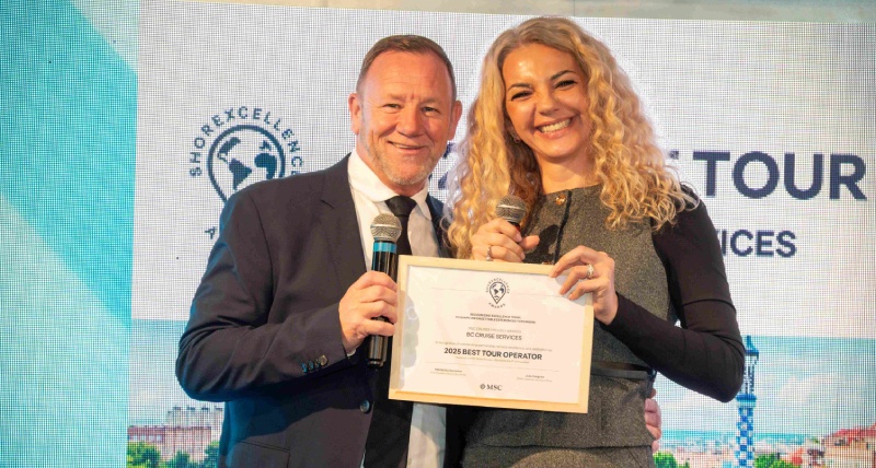 Mark Robinson y Svetlana Cuk recogen premio bccruises best tour operator 2025