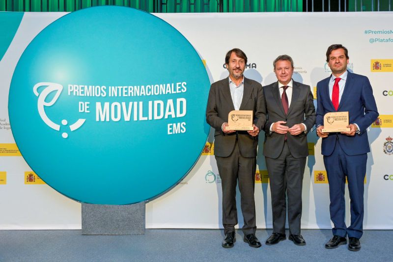 Francisco Iglesias, a la izquierda, recogiendo el premio junto a responsables de Redexis