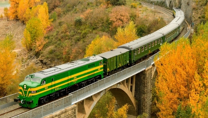 Locomotora clásica del Expreso de Canfranc sobre un viaducto.
