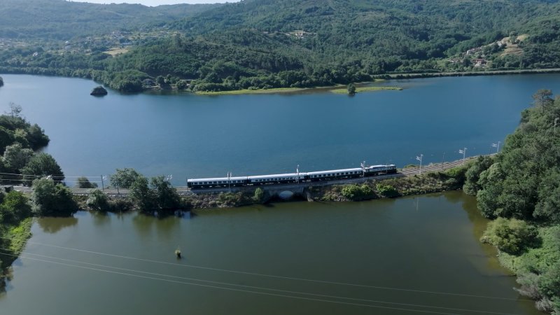 Tren Galaico Express, circulando por la Ribeira Sacra